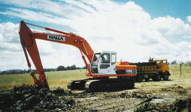 Halla Excavator at the cut